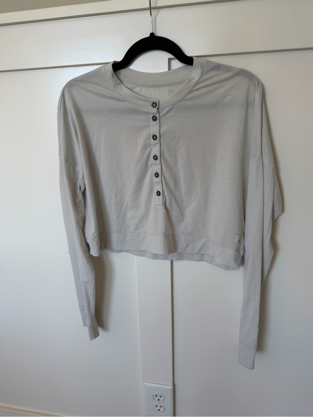 Vuori Cropped Long-Sleeve Henley Top - Light Gray